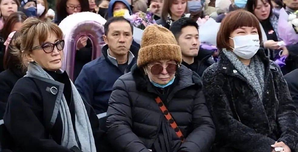 二姐携88岁母亲现身闺蜜礼物感动泪目pg电子模拟器免费版李玟离世一年多(图4)